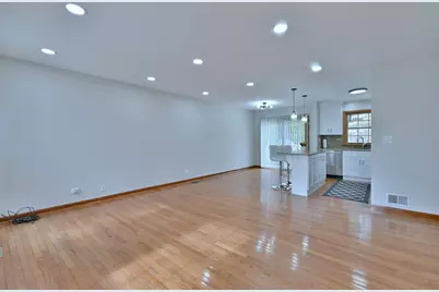 714 N Lakeside Drive, Vernon Hills, IL 60061 - Photo 4