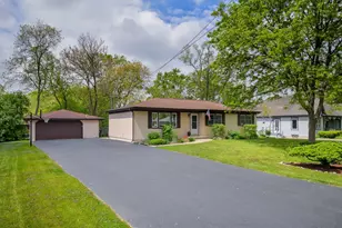 7604 Eleanor Pl, Willowbrook, IL 60527 - Photo 2