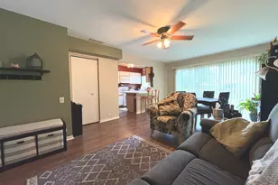 2038 College Green Dr, Elgin, IL 60123 - Photo 2