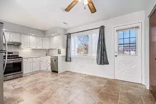 218 Mayfield Dr, Streamwood, IL 60107 - Photo 6