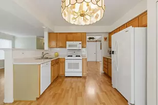 35 S London Ct, South Elgin, IL 60177 - Photo 6