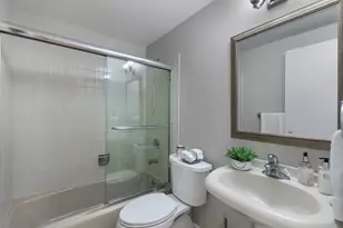 6600 W Wood River Dr, Niles, IL 60714 - Photo 8