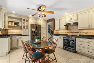 286 Stonegate Rd, Clarendon Hills, IL 60514 - Photo 10