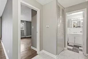 8995 Kennedy Dr N, Des Plaines, IL 60016 - Photo 4