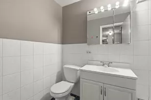 8995 Kennedy Dr N, Des Plaines, IL 60016 - Photo 18