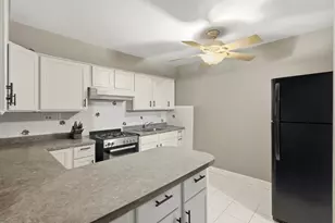 8995 Kennedy Dr N, Des Plaines, IL 60016 - Photo 10