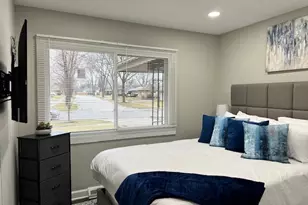 17 Wildwood Rd, Elk Grove Village, IL 60007 - Photo 6