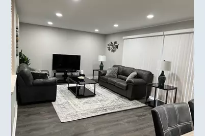 17 Wildwood Road, Elk Grove Village, IL 60007 - Photo 2