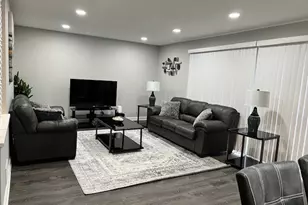 17 Wildwood Rd, Elk Grove Village, IL 60007 - Photo 2