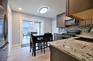 910 Greenfield Dr, Aurora, IL 60506 - Photo 8