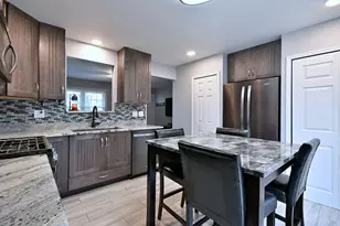 910 Greenfield Dr, Aurora, IL 60506 - Photo 6