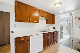 2018 Quaker Hollow Ln, Streamwood, IL 60107 - Photo 4