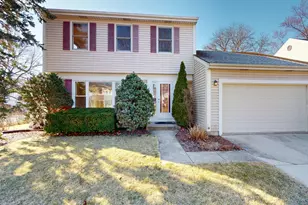 1135 Thompson Blvd, Buffalo Grove, IL 60089 - Photo 1