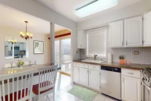 1135 Thompson Blvd, Buffalo Grove, IL 60089 - Photo 6