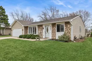 507 N Clearwater St, Roselle, IL 60172 - Photo 2