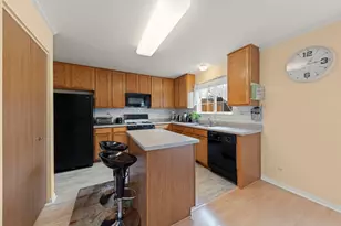 2924 Impressions Dr, Lake in the Hills, IL 60156 - Photo 10