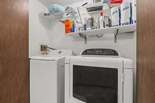 945 Surrey Ct, Joliet, IL 60431 - Photo 10