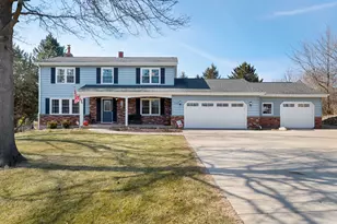 27942 N Lakeview Cir, McHenry, IL 60051 - Photo 2