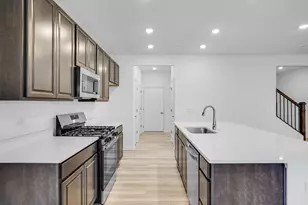 808 Lindsay Ln, West Dundee, IL 60118 - Photo 2