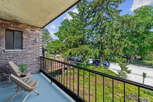 61 W Pier Dr, Westmont, IL 60559 - Photo 8