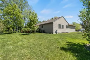 2212 Oak Leaf Ct, Lake Villa, IL 60046 - Photo 16