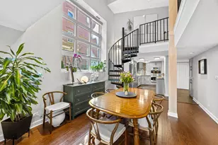 656 W Buckingham Pl, Chicago, IL 60657 - Photo 2
