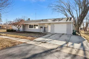 309 W School St, Plano, IL 60545 - Photo 2