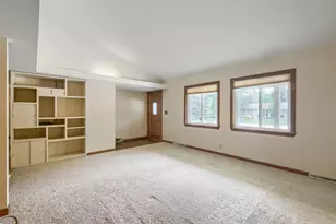 104 Sharon Ln, North Aurora, IL 60542 - Photo 4