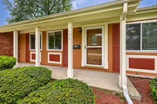 104 Sharon Ln, North Aurora, IL 60542 - Photo 2