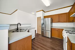 690 S Wellston Ln, Romeoville, IL 60446 - Photo 6