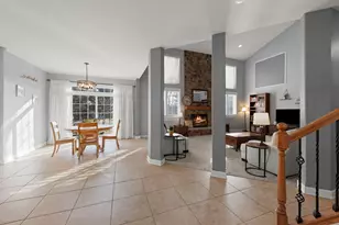 621 Western Dr, North Aurora, IL 60542 - Photo 8