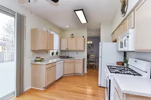 2414 Savoy Ct, Aurora, IL 60503 - Photo 8