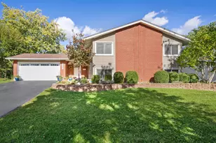 6921 Martin Dr, Woodridge, IL 60517 - Photo 2