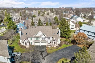 620 Stone Brook Ct, Elk Grove Village, IL 60007 - Photo 2