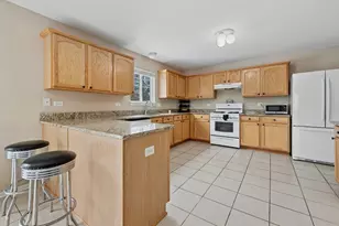 1110 Walker Ct, Antioch, IL 60002 - Photo 2