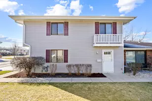 18 Dennis Ct, Schaumburg, IL 60193 - Photo 2