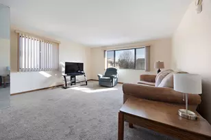 18 Dennis Ct, Schaumburg, IL 60193 - Photo 4