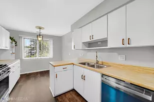 920 Surrey Dr, Schaumburg, IL 60193 - Photo 10