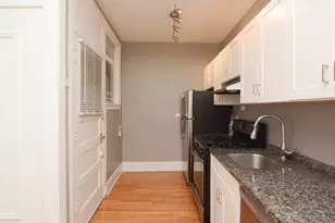 626 W Stratford Pl, Chicago, IL 60657 - Photo 2