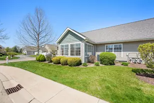 2105 Waterbury Ln W, Sycamore, IL 60178 - Photo 4