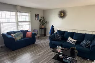 360 Meadow Ct, Vernon Hills, IL 60061 - Photo 10