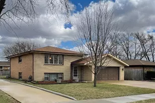 8233 S 76th Ave, Bridgeview, IL 60455 - Photo 2