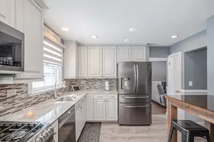 2407 Valley Dr, Lindenhurst, IL 60046 - Photo 6