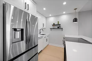 1560 N Sandburg Terrace, Chicago, IL 60610 - Photo 12