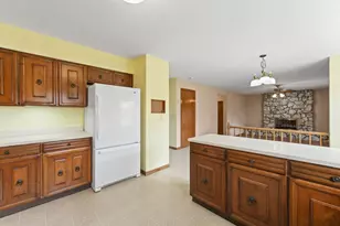 2007 E Robinhood Ln, Arlington Heights, IL 60004 - Photo 8