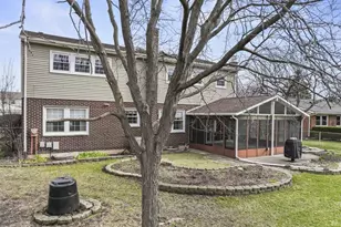 2007 E Robinhood Ln, Arlington Heights, IL 60004 - Photo 20