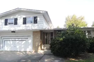 831 W Arquilla Dr, Glenwood, IL 60425 - Photo 1