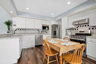 2004 E Parkview Cir, Hoffman Estates, IL 60169 - Photo 10