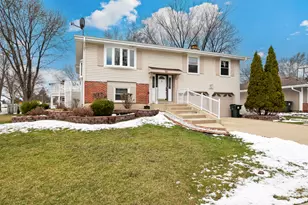 2004 E Parkview Cir, Hoffman Estates, IL 60169 - Photo 2