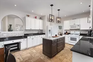 130 Alderwood Ln, Aurora, IL 60504 - Photo 10